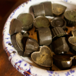 Ketogenic chocolate bites with spirulina.