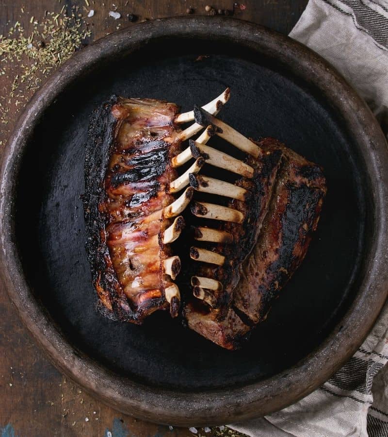 Ribs on a black plate.