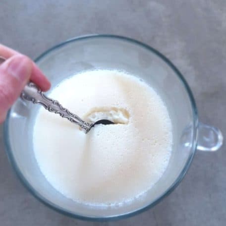 Cheesecake pudding in a glass container.