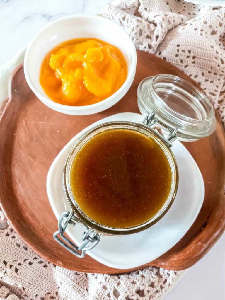 A jar of keto pumpkin syrup and a bowl of pumpkin puree.